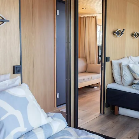 Aava Floating 42 Botel