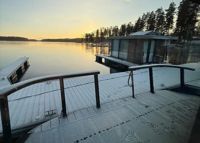 ספינת מלון Aava Floating 42 *