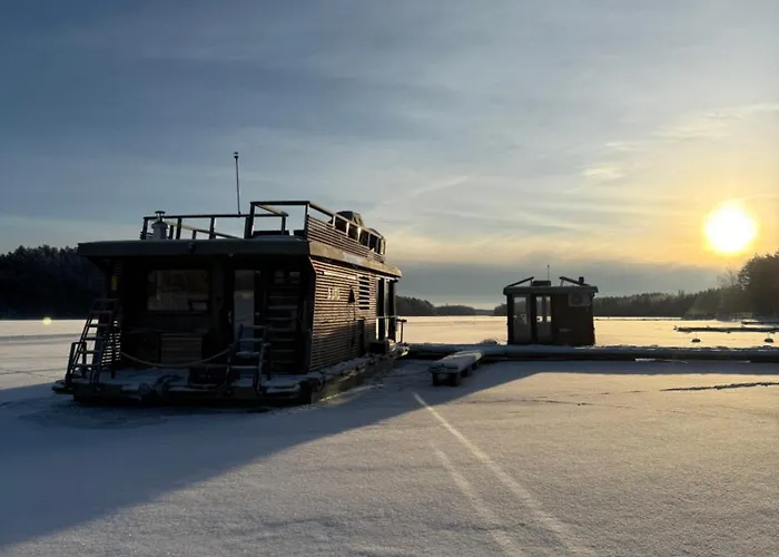 Aava Floating 42 Botel